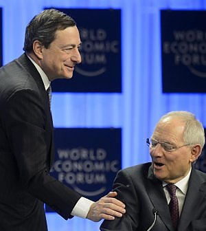 Il governatore Bce, Mario Draghi, e il suo grande critico tedesco, Wolfgang Schaeuble
