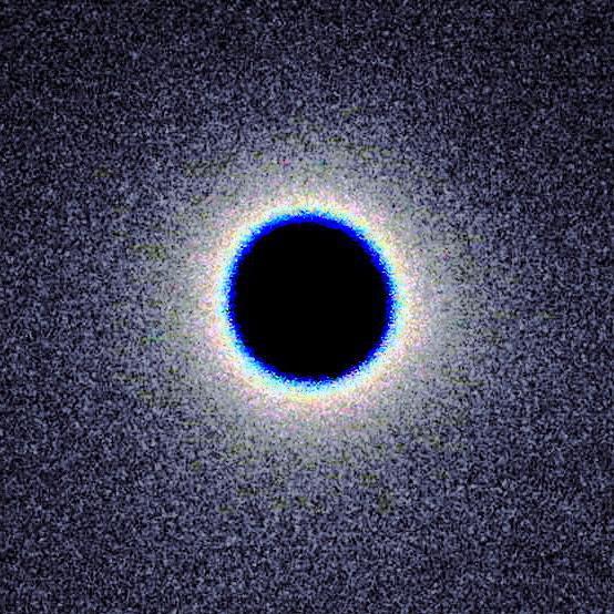 Rappresentazione semplificata di un buco nero. L’orizzonte degli eventi è la linea che racchiude la parte nera, dalla quale nemmeno la luce può uscire. Fonte Flickr