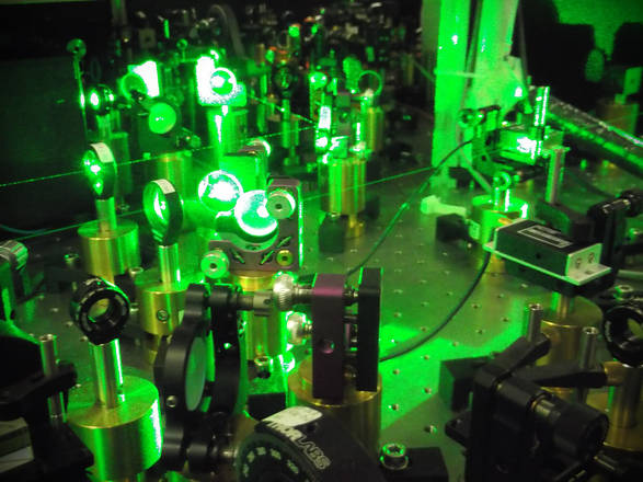 Fasci laser impiegati per l'intrappolamento e la manipolazione dei campioni atomici ultrafreddi (fonte: CNR)