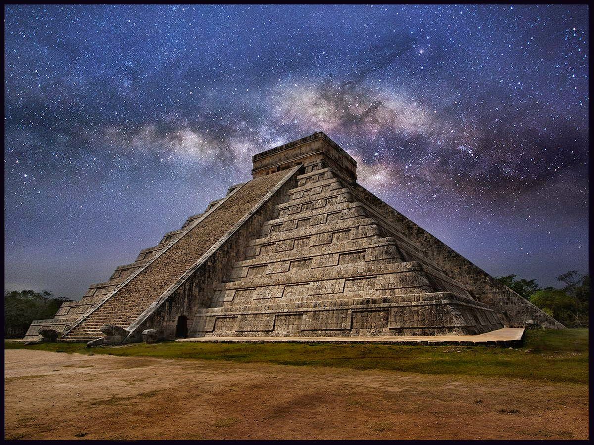 la piramide di Chichèn itzà, in Messico con alle spalle