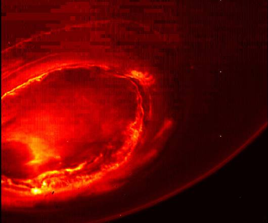 Un'aurora sopra il polo sud di Giove fotografata nell'infrarosso da Juno (fonte: NASA/JPL-Caltech/SwRI/ASI/INAF/JIRAM)