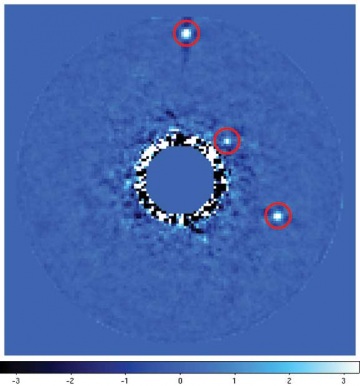 Un'immagine elaborata dallo strumento CHARIS: tre pianeti in prossimità della loro stella, HR8799. La scoperta dei tre oggetti risale al 2010, ma a differenza di quanto è stato finora possibile, è stata catturata la luce riflessa dai pianeti: la sua analisi permetterà di ottenere diverse informazioni sulla fisica e sulla chimica di quei lontani mondi.|N. JEREMY KASDIN