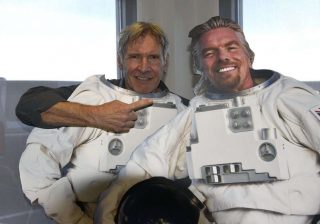 Alla cerimonia di presentazione della nuova navetta di Virgin Galactic non poteva mancare Harrison Ford. L'attore, come nei panni di Han Solo, in Guerre Stellari, è salito a bordo della SpaceShip two e si è lasciato fotografare dietro una sagoma di cartone a forma di astronauta, accanto a quella del fondatore di Virgin Group Richard Branson.