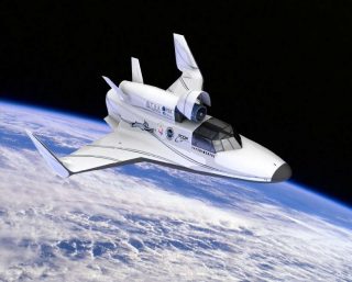 Entro il 2020 dovrebbero partire le prime navette dall'Italia, stando all'accordo tra Virgin Galactic di Richard Branson e l'italiana Altec. Ma non è l'unico progetto per mandare turisti in orbita. Ci hanno pensato anche Elon Musk e Jeff Bezos: ecco come viaggeremo oltre l'atmosfera.