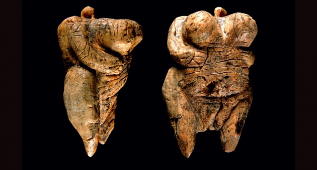 La statuetta di avorio ritrovata nella grotta di Hohle Fels (Germania), vista di lato e di fronte. Età: 35 mila anni. Ha testa piccola, seni enormi, fianchi larghi e ventre gonfio. La vulva è accentuata e sul corpo ci sono diversi segni rituali.