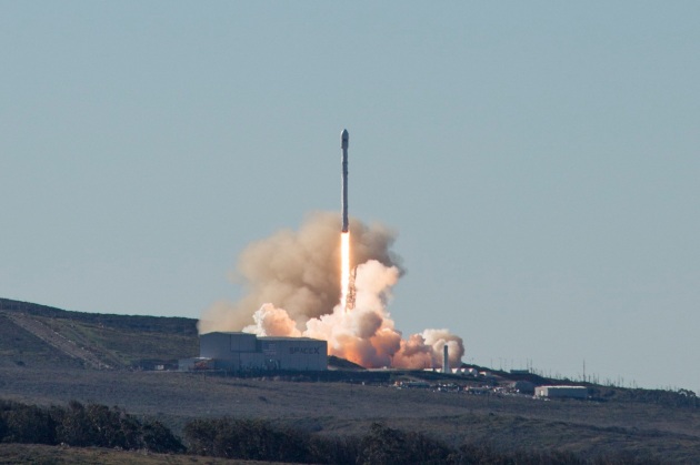 La partenza del Falcon 9 per deporre nello spazio 10 satelliti Iridium. È stato il 28mo lancio di successo del razzo di SpaceX.