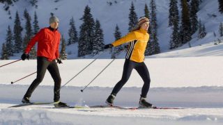 Sci di fondo Consente un allenamento completo sia della parte superiore che inferiore del corpo. Bilanciando bene la tensione tra i vari gruppi muscolari, lo sci di fondo può essere praticato per ore e questo lo rende un ottimo allenamento aerobico per migliorare la salute cardio-vascolare. Calorie bruciate per ora: 382 per una donna di 55 chili o 476 per una donna di 65-68 chili. La maggior parte degli sport invernali richiedono un impegno cardiovascolare elevato che mantiene alto il metabolismo anche alla fine dell’attività ed aiutano a bruciare calorie con il piacere di stare sulla neve. Un valore aggiunto non da poco soprattutto quando si vogliono smaltire i chili accumulati durante le feste. Ecco sette sport invernali e il loro dispendio energetico medio calcolato in base al peso delle donne