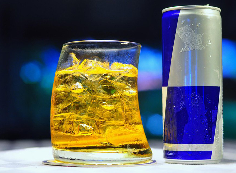 Nuovi cocktails più pericolosi, mix Energy Drink e Acool