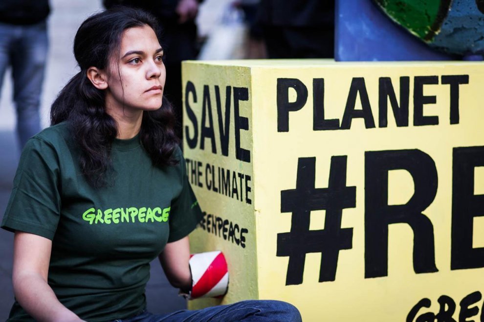 La protesta pacifica di Greenpeace durante il G7 Energia a Roma. Gli attivisti hanno consegnato ai ministri delle sette grandi potenze mondiali un gigantesco termometro, simbolo della temperatura del Pianeta che continua a salire. Per ricordato ''quanto sia importante rispettare gli impegni presi alla Conferenza sul Clima di Parigi, chiedendo inoltre di isolare le posizioni negazioniste e anti-scientifiche della nuova amministrazione Trump". L'incontro tra i ministri dell'energia si è concluso con una mancata dichiarazione congiunta: a frenare sono stati proprio gli Stati Uniti. ''Con l'esclusione degli Usa - ha spiegato il ministro per lo Sviluppo economico Carlo Calenda - è stato confermato da parte dei membri del G7 e dall'Unione Europea "l'impegno a implementare l'accordo di Parigi sul clima, che rimane forte e deciso". L'ARTICOLO