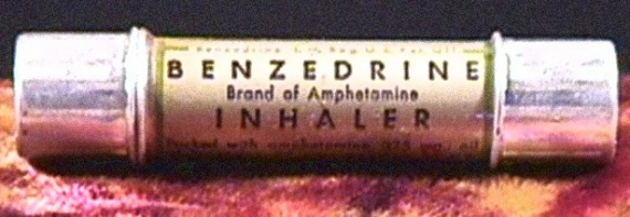 Un inalatore di Benzedrine, nome commerciale di un mix di anfetamine utilizzato dai piloti alleati durante la II Guerra Mondiale. Gli inglesi ne acquistarono 72 milioni di confezioni; gli statunitensi 250 milioni.