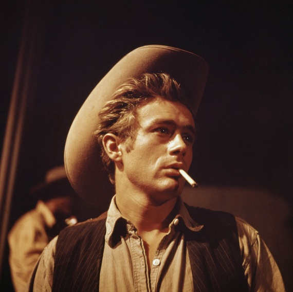 James Dean in una scena de "Il Gigante", film del 1956. Durante il finale delle riprese l'attore venne a mancare. In quel periodo era comune e realistico, vedere gli attori con una sigaretta in bocca.