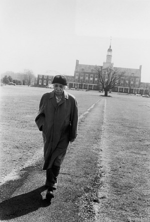 Albert Einstein nel campus dell’università di Princeton, dopo la consueta passeggiata mattutina.