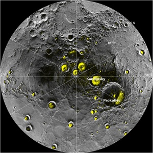 Il polo nord di Mercurio: in giallo i crateri che potrebbero conservare ghiaccio d'acqua.