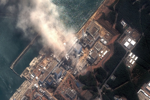 Una ripresa aerea dei fumi che salgono dalla centrale nucleare di Fukushima prodotti dalle esplosioni avvenute all'interno di alcune Unità