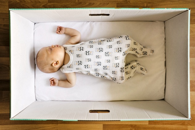 Tradizione finlandese del pacco maternità per i neonati
