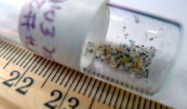 Le microplastiche sono presenti anche nell'acqua che noi beviamo