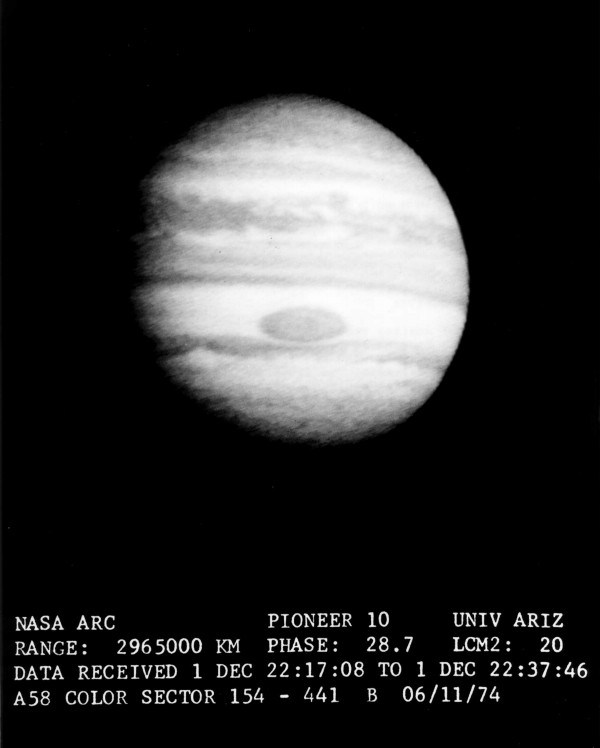 Giove ripreso dal Pioneer 10 da una distanza di 2.695.000 km il 1° dicembre 1974. Il fly-by di Giove da parte del Pioneer 10, avvenuto il 3 dicembre 1974, fu il primo assist gravitazionale nella storia dell’esplorazione spaziale. Credit: NASA