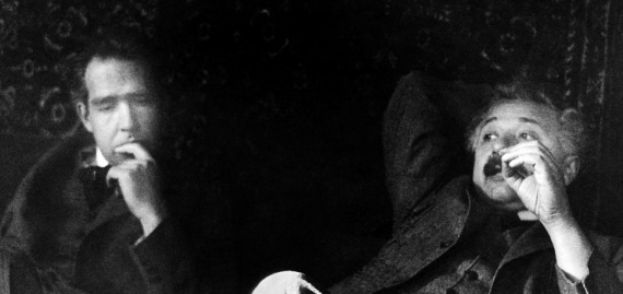 Niels Bohr e Albert Einstein, due padri della teoria. Fu in una delle loro discussioni sul significato fisico della meccanica quantistica che Einstein pronunciò la nota frase: “Dio non gioca a dadi”. Bohr confutò brillantemente tutte le critiche di Einstein, che però non si convinse mai fino in fondo della natura probabilistica del mondo quantistico.