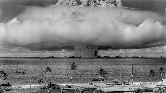 Test nucleari nell'Atollo Bikini, nelle Isole Marshall, durante l'operazione "Castle Bravo". E se una bomba H esplodesse nel Pacifico? 