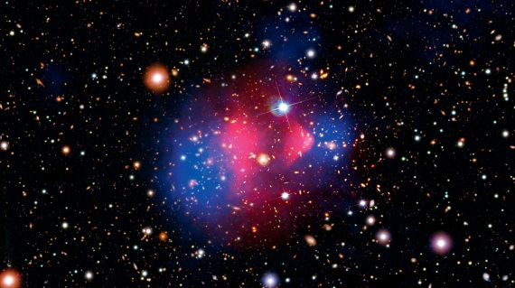 L’ammasso di galassie Bullet Cluster, a 4,5 miliardi di anni luce. In blu, dove si troverebbe la materia oscura.