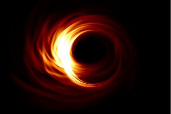 Una simulazione di come dovrebbe apparire l'orizzonte degli eventi di Sagittarius A*, in base alle previsioni di Einstein. | HOTAKA SHIOKAWA/CFA/HARVARD