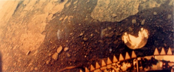 Una delle poche immagini che abbiamo della superficie di Venere. Venne scattata da una sonda sovietica Venera. Ora grazie alla messa a punto di nuovi materiali l'esplorazione di Venere risulta più semplice. | ROSCOSMOS