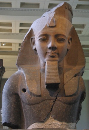 Il faraone Ramses II (II millenio) fece un grande lavoro di autopromozione: fece incidere nel suo tempio funerario (il Ramesseum), nei templi di Karnak, Luxor e Abu Simbel, un resoconto della battaglia di Quadesh descrivendola come un successo personale. In realtà la battaglia finì con un "pareggio", senza vincitori.