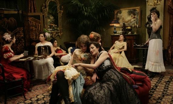 Un bordello di lusso di Parigi dell 1871 ricostruito nella serie tv francese Maison close - La casa del piacere .