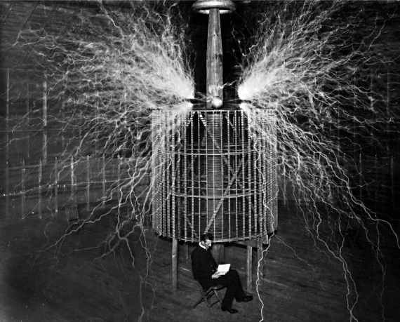 Spettacolari scariche elettriche scaturiscono da una struttura a bobina, generate da tensioni superiori ai 12 milioni di volt. Così nel 1899 Nikola Tesla sperimentava se la corrente elettrica potesse essere trasportata senza fili, attraverso l'atmosfera, come le onde radio. Ma il "mago dell'elettricità" era anche uno showman: sembra seduto tra le scariche mortali, ma è un trucco fotografico.