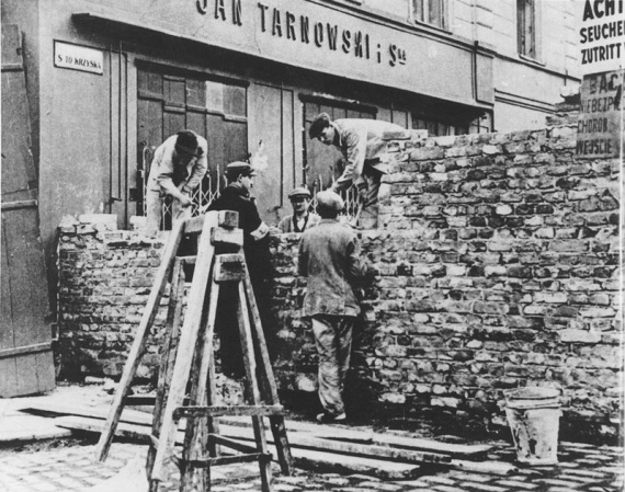 Varsavia: nell'agosto del 1940 ebbe inizio la costruzione del muro che separò il ghetto dal resto della città.