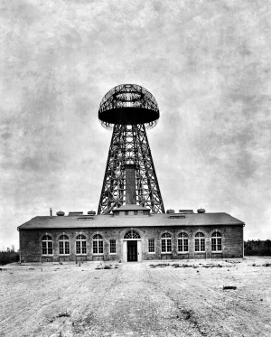 La torre costruita a Wardenclyffe (New York) da Tesla: alta 60 metri, generava impulsi elettrici che distribuiva dall’alto. La finanziò il banchiere J. P. Morgan.