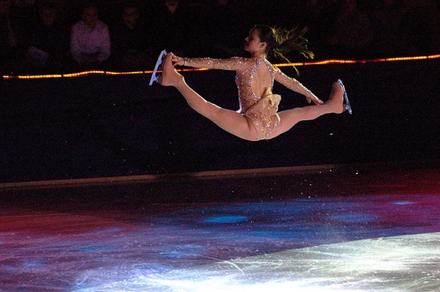 La pattinatrice americana Alexandra Pauline Cohen si esibisce in uno spettacolare split jump.|WIKIMEDIA COMMONS