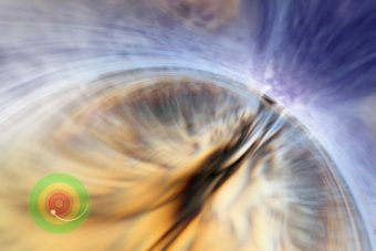 Riuscire a passare indenni attraverso l’orizzonte degli eventi di un buco nero sembrerebbe possibile per particolari buchi neri molto massicci. Animazione di Andrew Hamilton, basata sulla simulazione effettuata su un super-computer da John Hawley.