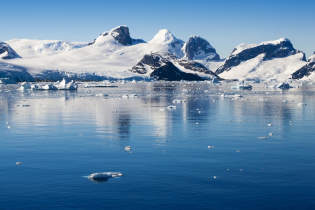 Un tratto di costa antartica. La fusione dei ghiacciai "di terra" contribuisce all'innalzamento del livello dei mari. Quella delle piattaforme di ghiaccio marine invece non entra a bilancio, perché si tratta già di ghiaccio in acqua.|SHUTTERSTOCK