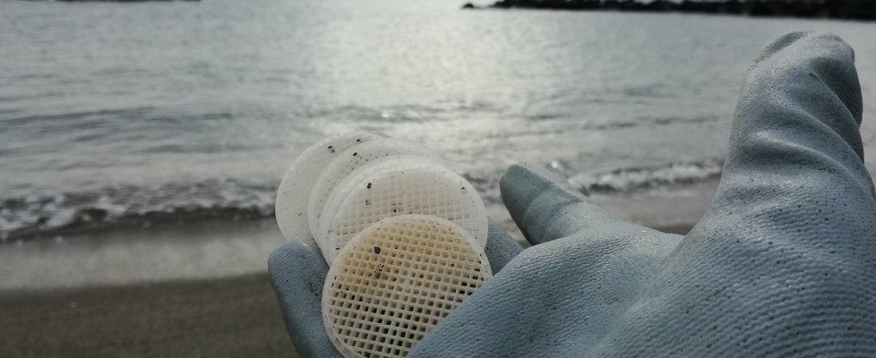 Da Capri a Ischia fino al litorale laziale, il triste mistero dei dischetti di plastica spiaggiati