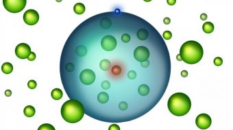 L’elettrone (blu) orbita attorno al nucleo (rosso) – e la sua orbita racchiude molti altri atomi del condensato di Bose-Einstein (verde). Crediti: TU Wien