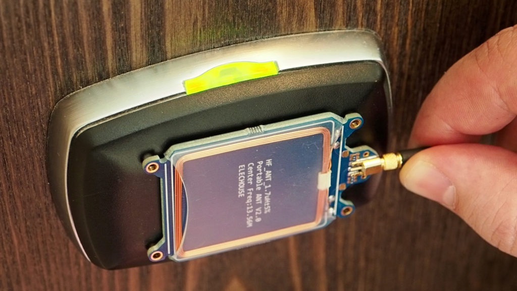 Un piccolo dispositivo creato ad hoc permette di aprire tutte le porte di un hotel utilizzando come “matrice” una qualsiasi chiave elettronica utilizzata nell’albergo.