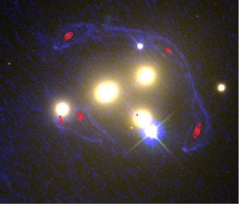 Le quattro galassie centrali nel cuore dell’ammasso Abell 3827 viste in una gamma ampia di lunghezze d’onda, tra cui l’imaging in ultravioletto con il telescopio spaziale Hubble (mostrato in blu) e l’imaging di Almaa lunghezze d’onda submillimetriche (indicate come linee di contorno rosse). A queste ultime lunghezze d’onda, l’ammasso in primo piano diventa quasi trasparente, consentendo di vedere più chiaramente la galassia sullo sfondo. Ciò rende più facile apprezzarne la distorsione rispetto alle precedenti osservazioni condotte con il solo Hubble. Crediti: Nasa/Esa/Eso/Richard Massey (Durham University)