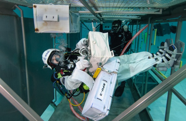 matthias_maurer_at_esa_s_neutral_buoyancy_facility