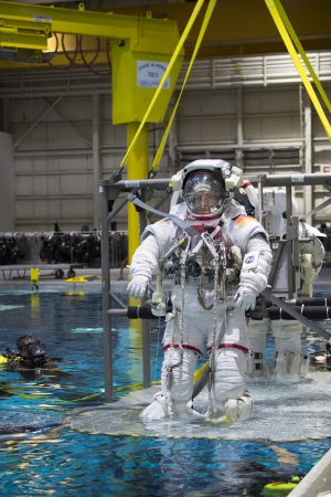 L'astronauta Matthias Maurer nelle fasi che precedono una passeggiata spaziale simulata, nel Neutral Buouancy Facility di Colonia. | Esa