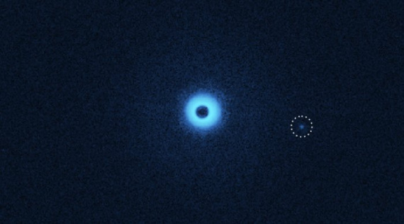 Le stelle binarie e il piccolo compagno, di nuovo agli infrarossi: speciali filtri permettono questa volta di vedere anche i dischi di gas e polveri che circondano gli oggetti celesti. | C. Ginski/SPHERE