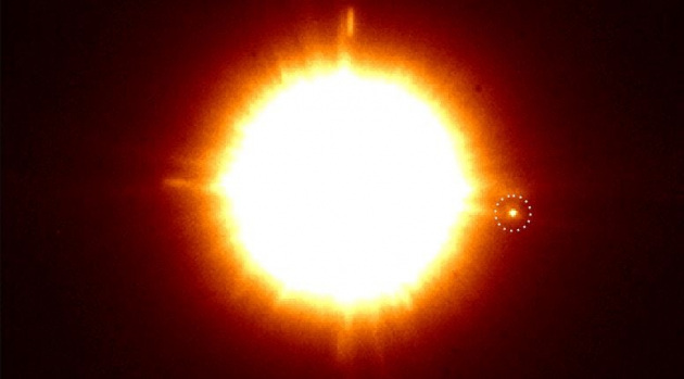 Un'immagine agli infrarossi della stella binaria CS Cha, con il presunto pianeta nel puntino cerchiato a destra.|C. Ginski/SPHERE