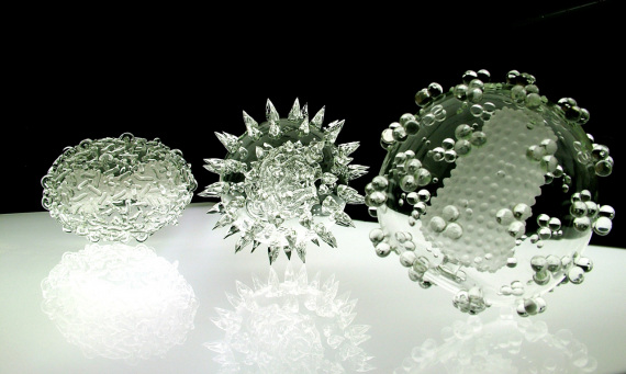 In buona compagnia: da sinistra, il virus del vaiolo, quello dell'influenza e l'HIV. Vedi: virus di cristallo, le opere d'arte microbiologica di Luke Jerram.