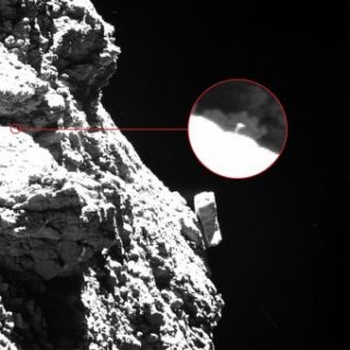 Una “zampetta” di Philae s’intravede appena in questa immagine ripresa da Rosetta il 30 agosto 2016 a 2.5 km di distanza dalla cometa 67P. Crediti: ESA/Rosetta/MPS for OSIRIS Team MPS/UPD/LAM/IAA/SSO/INTA/UPM/DASP/IDA