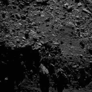 La camera Osiris a bordo di Rosetta ha catturato questa immagine della cometa 67P il 2 settembre 2016 da una distanza di appena 2.1 km, ottenendo una risoluzione di 4 cm/pixel al centro dell’immagine. Crediti: ESA/Rosetta/MPS for OSIRIS Team MPS/UPD/LAM/IAA/SSO/INTA/UPM/DASP/IDA