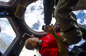 Luca Parmitano sulla ISS, nella Cupola, la "finestra" della Stazione spaziale. | NASA/ESA