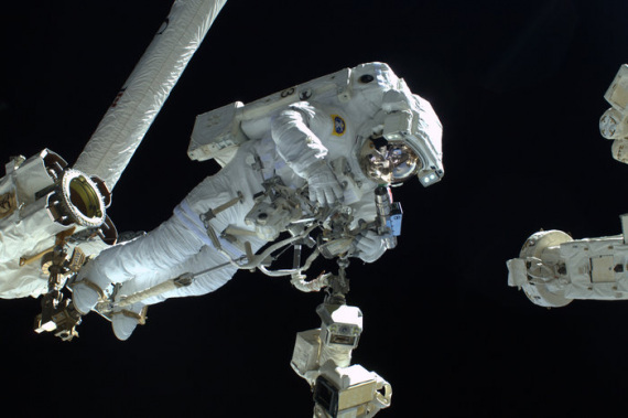 Luca Parmitano: il primo italiano a compiere una "passeggiata spaziale". | NASA/ESA