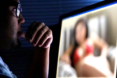 Sextortion online agli iscritti a sito pornografico