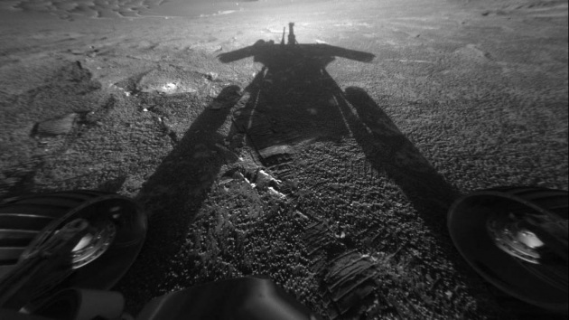 L'ombra di Opportunity si staglia sul deserto marziano|NASA