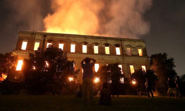 Un'immagine dell'incendio che ha avvolto domenica sera il Museo Nazionale del Brasile.|Ricardo Moraes/Reuters